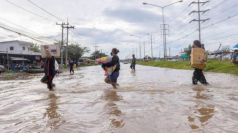 Straßen wurden zu Flüssen. Foto: Phobthum Yingpaiboonsuk/SOPA Images via ZUMA Press Wire/dpa