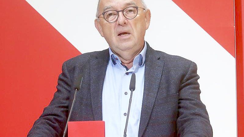 Der SPD-Vorsitzende Norbert Walter-Borjans kann sich eine Mitgliederbefragung zum möglichen Koalitionsvertrag vorstellen. Foto: Wolfgang Kumm/dpa/Archivbild