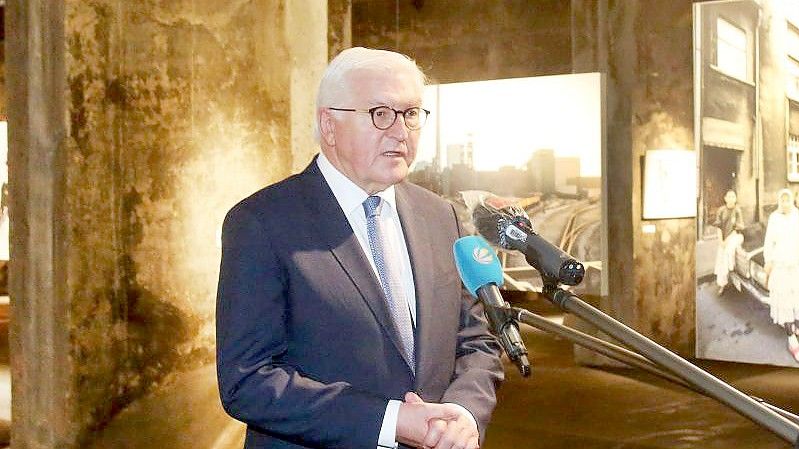 Bundespräsident Steinmeier bei einem Rundgang durch die Ausstellung "Wir sind von hier. Türkisch-deutsches Leben 1990, Fotografien von Ergun Çagatay" in Essen. Foto: Roland Weihrauch/dpa