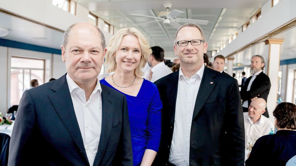 Spargelfahrt des Seeheimer Kreises im Juni 2019: Olaf Scholz und Manuela Schwesig zeigten sich gemeinsam mit Johannes Kahrs, der damals noch Mitglied des Deutschen Bundestages und Sprecher des Seeheimer Kreises war. Foto: Christoph Soeder