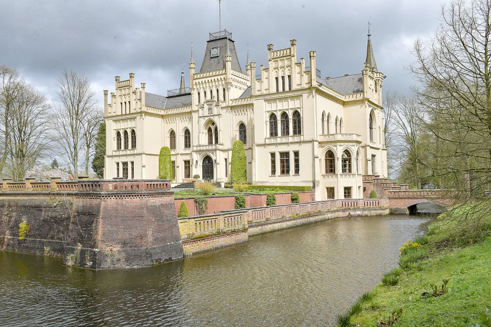 Das Schloss Evenburg steht an der Straße am Schlosspark in Leer.