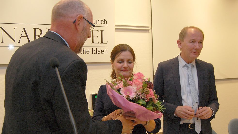 Im Oktober 2019 verabschiedete Erwin Sell (links) Landrat Harm-Uwe Weber und dessen Ehefrau Barbara.