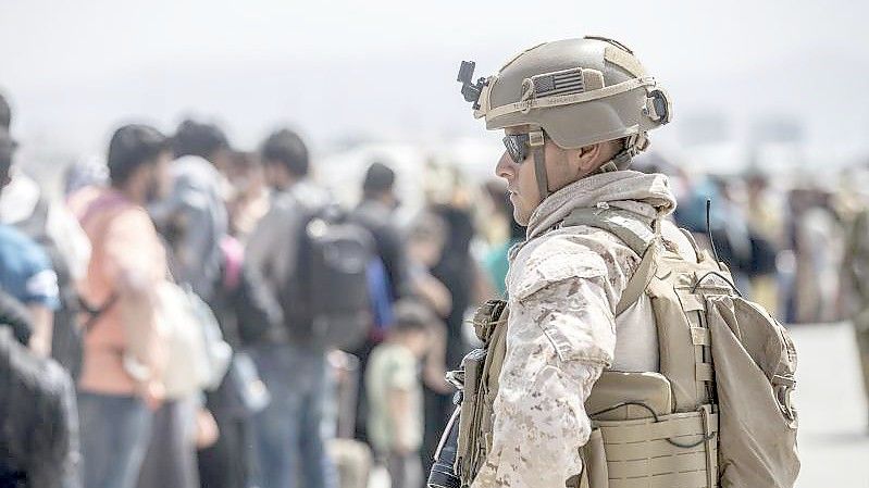 Ein US-Soldat im August während der Evakuierungsaktion am Flughafen von Kabul. Foto: Sgt. Samuel Ruiz/U.S. Marine Corps/AP/dpa