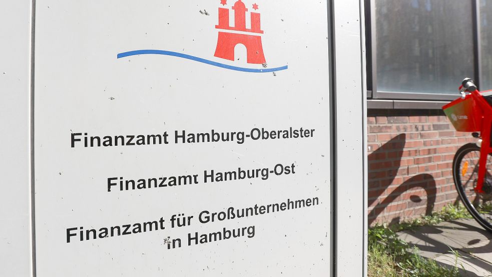 Auf einem Briefkasten des Finanzamts Hamburg steht unter anderem „Finanzamt für Großunternehmen“. Im Rahmen eines Ermittlungsverfahrens gegen drei Beschuldigte wegen des Anfangsverdachts auf Begünstigung, haben Ermittler auch Räumlichkeiten der Hamburger Finanzbehörden durchsucht, teilte die Staatsanwaltschaft in Köln mit. Die Durchsuchungen stehen im Zusammenhang mit strafbaren „Cum Ex“-Aktiengeschäften. Foto: Bodo Marks/dpa