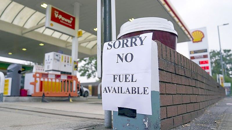 Ein Zettel mit der Aufschrift „Entschuldigung, kein Benzin verfügbar“ an einer Tankstelle im englischen Bracknell. Foto: Steve Parsons/PA/dpa