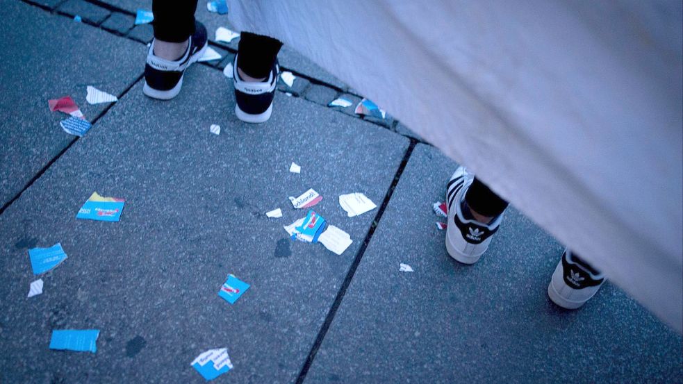 Das Zentrum für Politische Schönheit hat nach eigenen Angaben die AfD genarrt und Millionen Flyer zur Bundestagswahl vernichtet. (Symbolbild) Foto: imago images/Michael Trammer