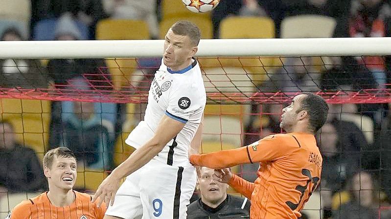 Inter Mailands Edin Dzeko (M) gegen zwei Spieler von Schachtjor Donezk in Aktion. Foto: Efrem Lukatsky/AP/dpa