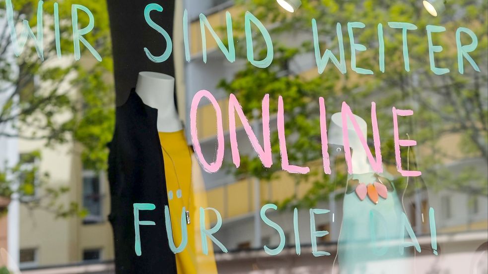 „Wir sind weiter online für sie da!“ steht an einer Schaufensterscheibe eines Modegeschäfts. (zu dpa «Bayerischer Handel erwartet Rekord bei Black Friday und Cyber Monday») +++ dpa-Bildfunk +++ Foto: Jens Kalaene