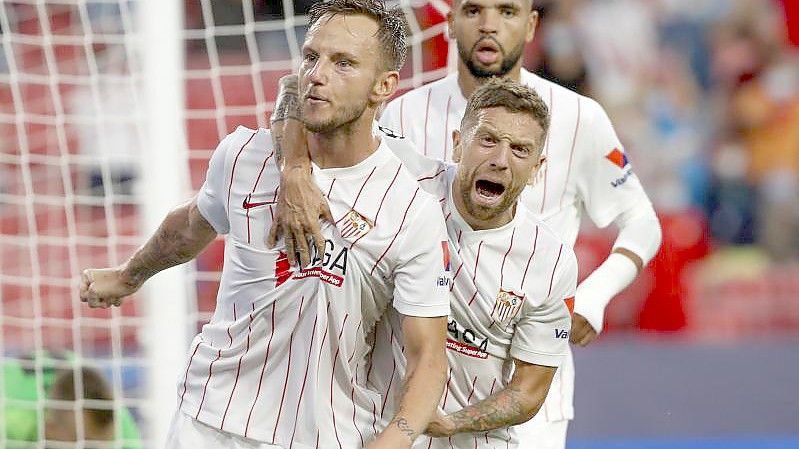 Einer von vier ehemaligen Bundesliga-Profis in Reihen des FC Sevilla: Ivan Rakitic (l). Foto: Angel Fernandez/AP/dpa