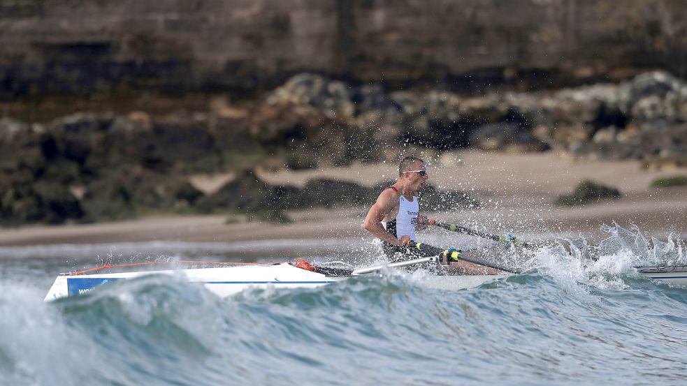 Das Coastal Rowing ist für Maiko-Benedikt Remmers ein kräftezehrender Ruder-Spaß. Foto: DRV/Meijers