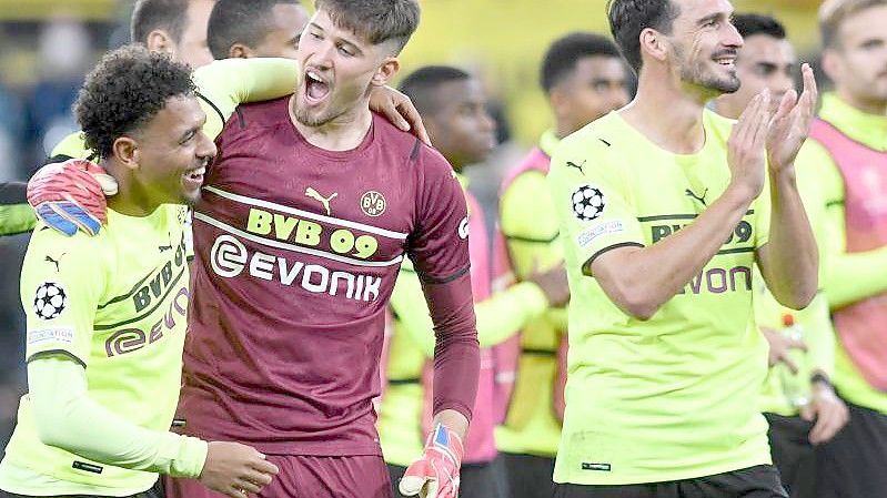 Die Dortmunder um Matchwinner Donyell Malen (l) feiern den Heimsieg. Foto: Bernd Thissen/dpa