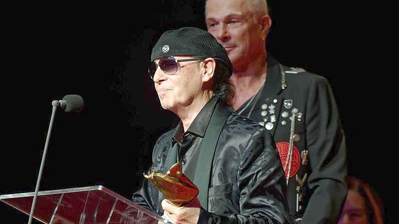 Klaus Meine (l) und Rudolf Schenker von den Scorpions bei der Verleihung der Europäischen Kulturpreise. Foto: Henning Kaiser/dpa