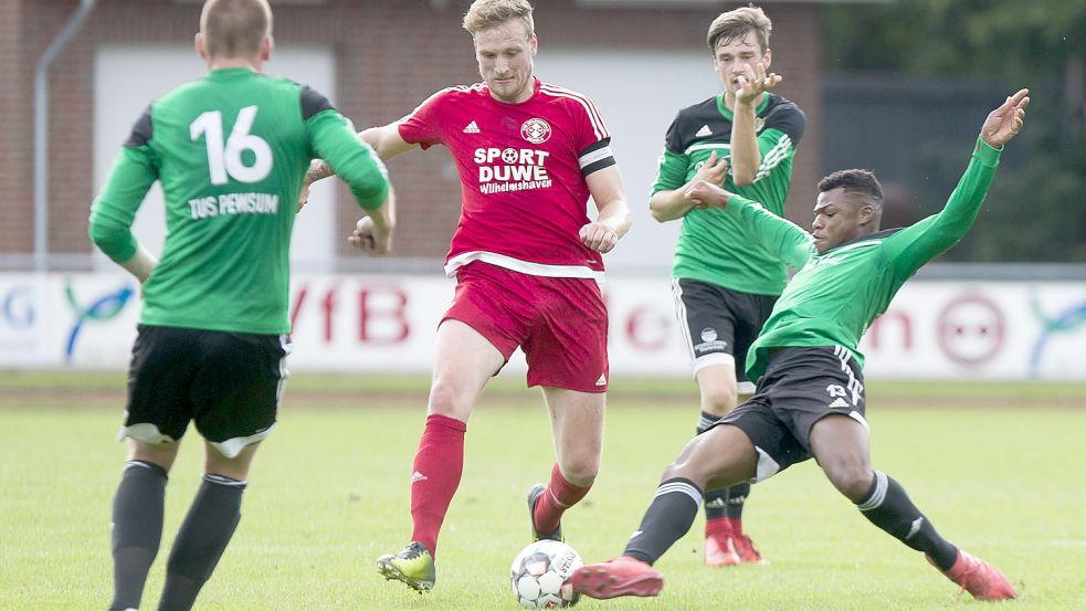 Kapitän Carsten Gündel (Mitte) ist seit Jahren ein zuverlässiger Kämpfer im Mittelfeld des VfB Uplengen. Foto: Doden