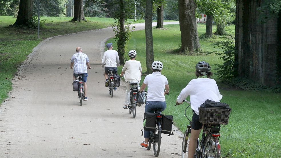 Eine Gruppe Radfahrer ist auf dem Emder Wall unterwegs. Die vergangenen drei Wochen standen in vielen Kommunen in Deutschland im Zeichen des Wettbewerbs Stadtradeln. Foto: Päschel