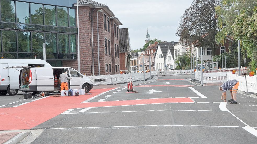 Breite rote Streifen, durchgezogene und gestrichelte weiße Linien, Bögen, Pfeile: Die neue Verkehrsführung ist schon zu sehen. Foto: Wolters