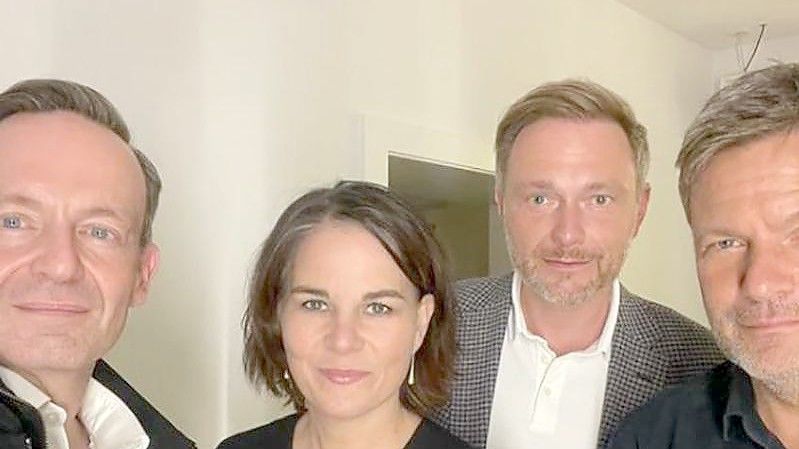 FDP-Generalsekretär Volker Wissing, Annalena Baerbock, Bundesvorsitzende von Bündnis 90/Die Grünen, der FDP-Vorsitzende Christian Lindner und Robert Habeck, Co-Bundesvorsitzender von Bündnis 90/Die Grünen (von links nach rechts). Foto: Volker Wissing/FDP/dpa