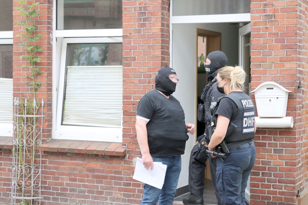 Die Bundespolizei durchsuchte mehrere Gebäude in Leer. Foto: Loger