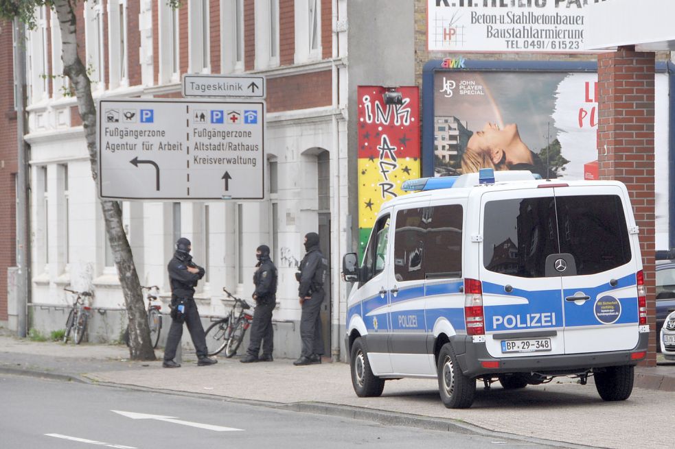 Auch in der Leeraner Friesenstraße waren die Beamten im Einsatz. Foto: Wolters