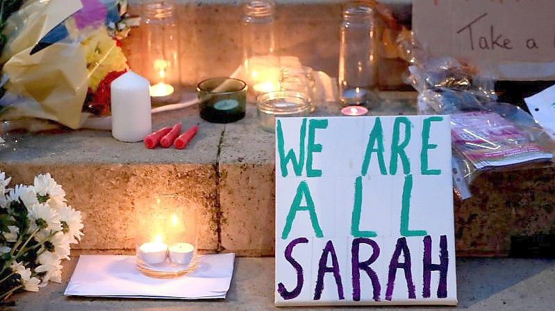 Kerzen und die Botschaft „We are all Sarah“ wurden bei einer Mahnwache für die getötete Sarah Everard aufgestellt (Archivbild). Foto: Danny Lawson/PA Wire/dpa