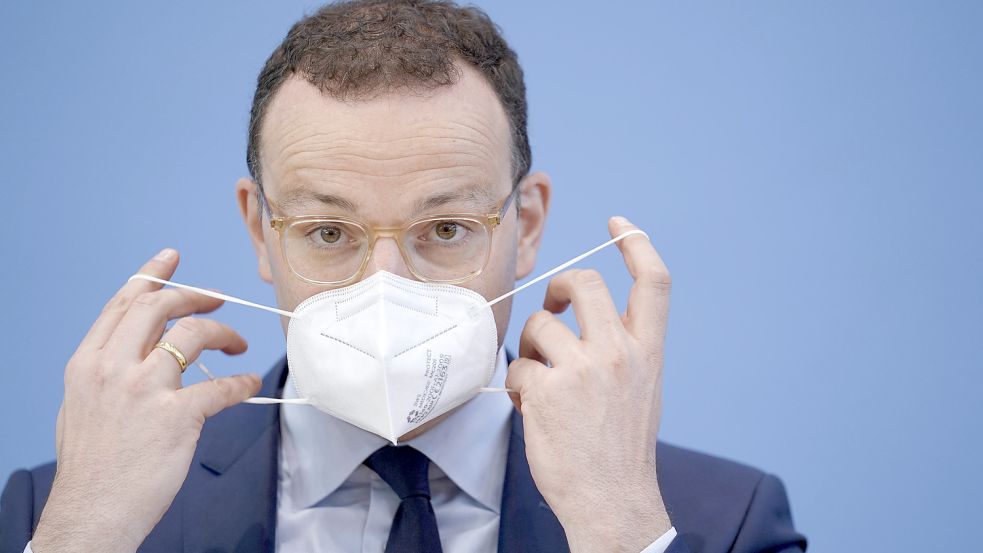 Kein staatlicher Lohnersatz für nicht geimpfte Arbeitnehmer in Quarantäne: Bundesgesundheitsminister Jens Spahn (CDU) verteidigt diesen Beschluss, den er und seine Länderkollegen unlängst gefasst haben. Jetzt gibt es neuen Streit, weil Beamte anders behandelt werden als Arbeitnehmer. Foto: via www.imago-images.de