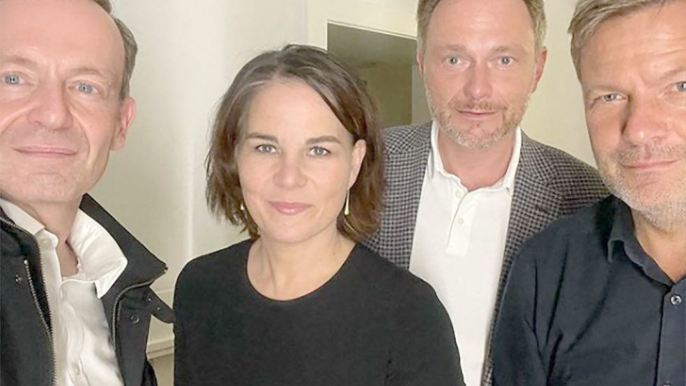 Bild mit Signalwirkung: Volker Wissing (FDP), Annalena Baerbock (Grüne), Christian Lindner (FDP) und Robert Habeck (Grüne) nach ihrem ersten Sondierungsgespräch über eine Regierungsbildung. Foto: Volker WISSING/FDP/Instagram