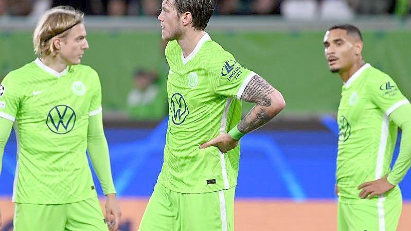 Mit dem 1:1 gegen den FC Sevilla nicht zufrieden: Wolfsburgs Sebastian Bornauw (l-r), Wout Weghorst und Maxence Lacroix. Foto: Swen Pförtner/dpa