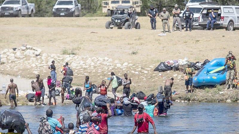 Migranten, die meisten aus Haiti, überqueren den Rio Grande von Ciudad Acuña, Mexiko, in Richtung Del Rio, Texas. Foto: Felix Marquez/AP/dpa