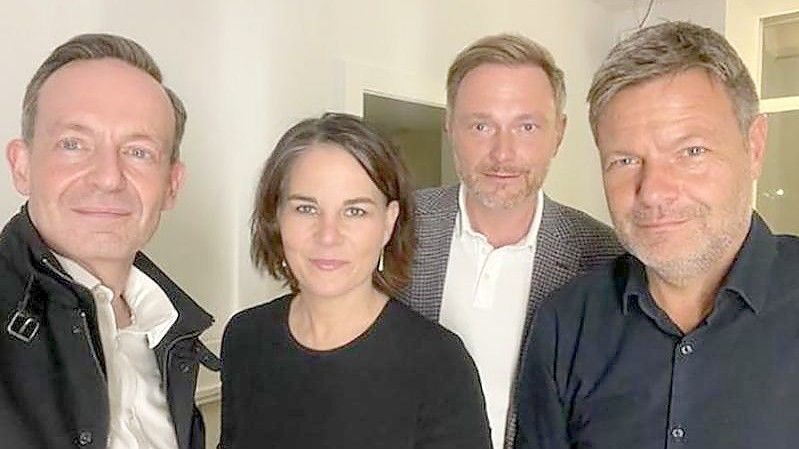 Instagram-Selfie für die Sondierung (l-r): Volker Wissing, FDP-Generalsekretär, Annalena Baerbock, Bundesvorsitzende von Bündnis 90/Die Grünen, Christian Lindner, FDP-Vorsitzender und Robert Habeck, Co-Bundesvorsitzender von Bündnis 90/Die Grünen. Foto: Volker Wissing/FDP/instagram/dpa