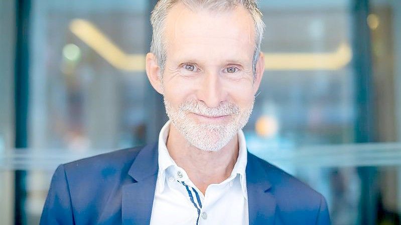 Ulrich Matthes, Schauspieler und Präsident der Deutschen Filmakademie, steht bei einem Fototermin mit der Deutschen Presse-Agentur an einem Berliner Hotel. Foto: Christoph Soeder/dpa