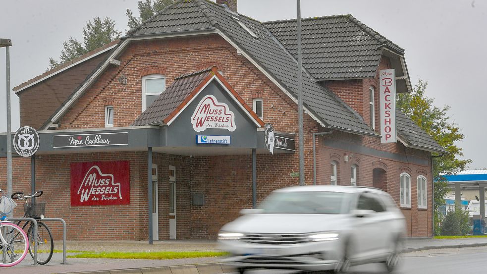 Mit neuer Fassade startet der Backshop am Freitag in Mittegroßefehn. Hier war bis 2019 ein Dorfladen des Leinerstifts untergebracht. Foto: Ortgies