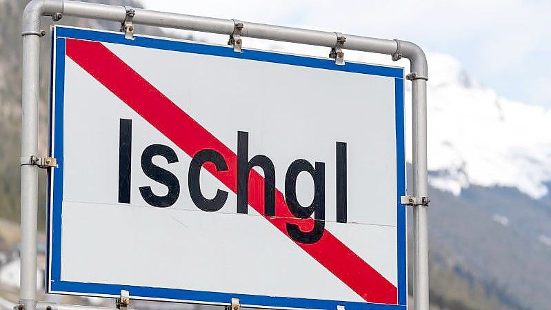 Ein Ortsschild mit durchgezogener roter Linie steht am Ende der Ortschaft Ischgl. Foto: Jakob Gruber/APA/dpa