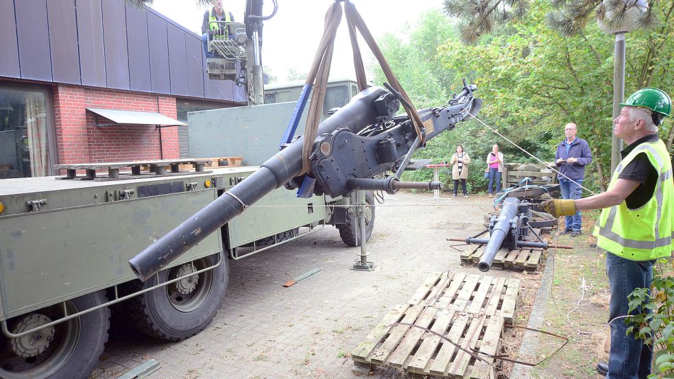 Die Feldkanonen wurden verladen, um in das Nationale Militärmuseum im niederländischen Soest gebracht zu werden. Fotos: F. Doden