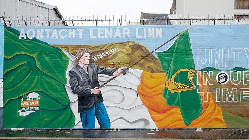 Ein Graffiti an einer der Peace Walls (Friedensmauern) wirbt für eine Wiedervereinigung Nordirlands mit der Republik Irland. Foto: Larissa Schwedes/dpa