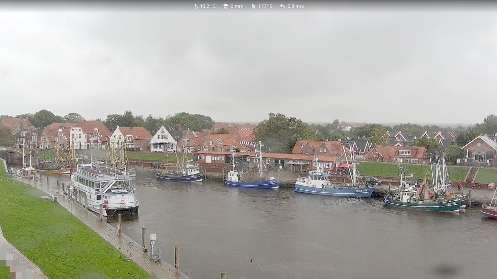 So sah es am Mittwochnachmittag in Greetsiel aus. Seit einigen Tagen ist die neue Webcam im Hafen installiert. Foto: Screenshot greetsiel.de
