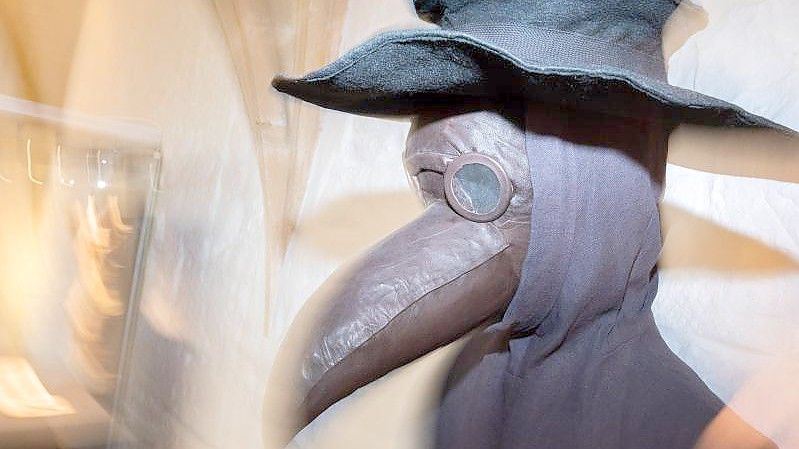 Die Figur eines Pestdoktors mit einer Schnabelmaske steht im Roemer- und Pelizaeus-Museum Hildesheim (RPM) in der Sonderausstellung "Seuchen. Fluch der Vergangenheit - Bedrohung der Zukunft". Foto: Julian Stratenschulte/dpa