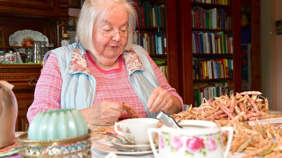 Tini Peters gilt als Königin der Updrögt Bohnen. Viele Jahre servierte sie das ostfriesische Gericht in ihrer Sommerköken Einheimischen und Touristen. Fotos: Wagenaar