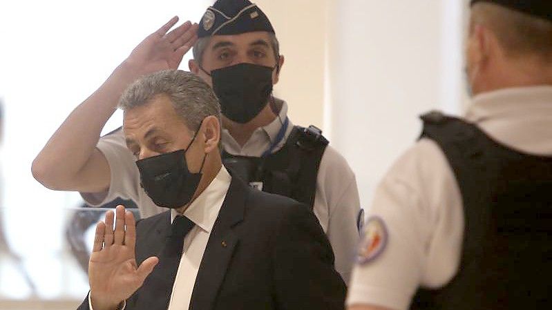 Wegen illegaler Wahlkampffinanzierung ist Nicolas Sarkozy zu einer Haftstrafe verurteilt worde, die er als elektronisch überwachten Hausarrest mit einer Fußfessel verbüßen kann. Foto: Michael Kappeler/dpa