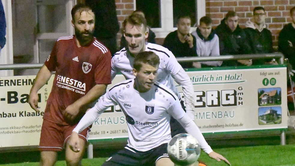 Vor einem Jahr im Oktober 2020 stand Erhan Colak (links) in der letztlich abgebrochenen Saison noch als Spieler gegen Papenburg auf dem Feld. Freitagabend erlebt er das Derby als TuRa-Trainer. Archivfoto: Damm