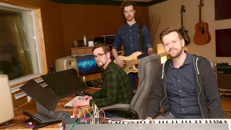 Daniel Holtz, Ralf Bronn und Joachim Hagedorn arbeiten im Ducklake Studio in Hesel an neuen Songs für „Elephants and Flowers“. Foto: Eden