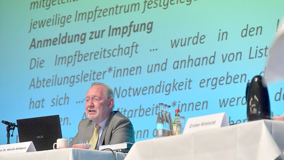 Professor Dr. Martin Rehborn stellte im Mai in der Auricher Stadthalle sein Gutachten zur Impfaffäre vor. Foto: Archiv/Ortgies
