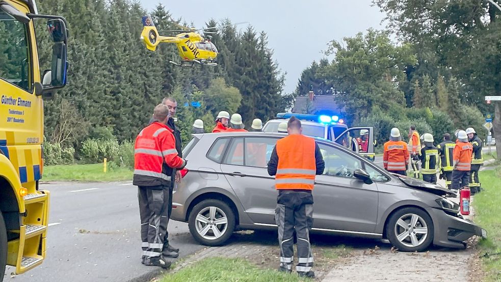 Auf der Schwarzmoorstraße in Collinghorst hat sich ein schwerer Unfall ereignet. Mehrere Feuerwehren und Rettungskräfte sind im Einsatz. Foto: Hellmers