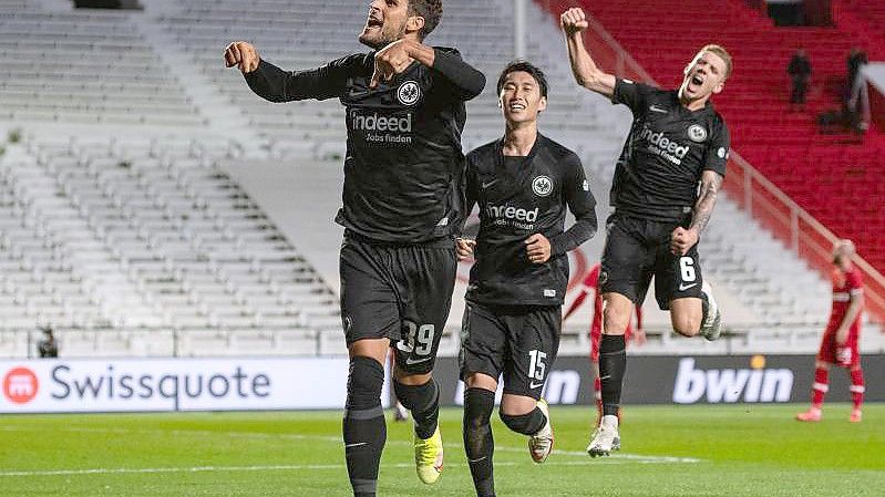 Goncalo Paciencia (l) schoss Eintracht Frankfurt in Antwerpen zum Sieg. Foto: Marius Becker/dpa