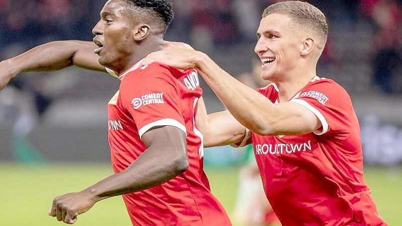 Berlins Taiwo Awoniyi (l) jubelt nach seinem 3:0 Treffer mit Teamkollegen Grischa Prömel. Foto: Andreas Gora/dpa