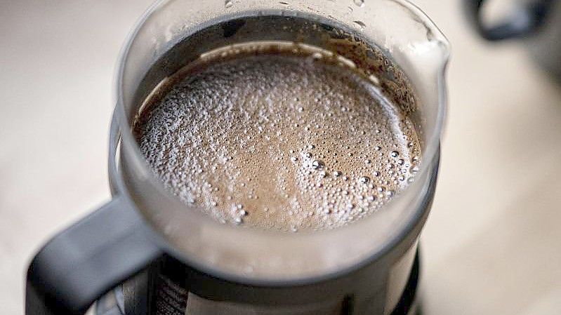 Frisch gebrühter Kaffee wird in einer French Press zubereitet. (Archivbild). Foto: Fabian Sommer/dpa