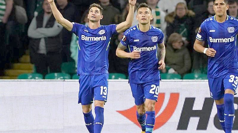 Bayer Leverkusens Lucas Alario (l) feiert den dritten Treffer seiner Mannschaft. Foto: Andrew Milligan/PA Wire/dpa