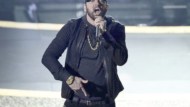 US-Rapper Eminem tritt bei der 92. Oscar-Verleihung im Dolby Theatre auf. (Archivbild). Foto: Chris Pizzello/Invision/dpa