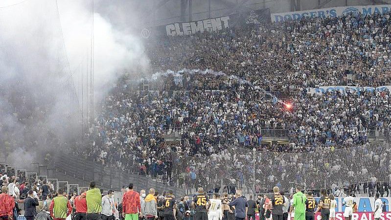 Während des Fußballspiels der Europa League Gruppe E zwischen Marseille und Galatasaray ist es zu schweren Ausschreitungen gekommen. Foto: Daniel Cole/AP/dpa