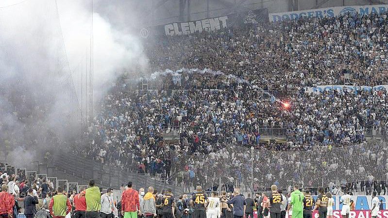 Während des Fußballspiels der Europa League Gruppe E zwischen Marseille und Galatasaray ist es zu schweren Ausschreitungen gekommen. Foto: Daniel Cole/AP/dpa