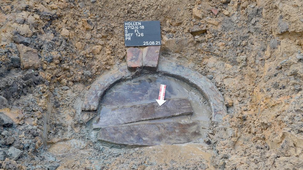 Ein Wagenrad, das dem Bau eines Brunnen gedient hat, blieb durch ausgezeichnete Bodenverhältnisse gut erhalten. Foto: Ostfriesische Landschaft