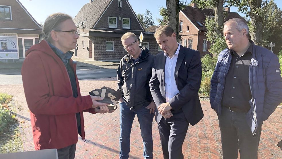 Dr. Jan Kegler zeigt den Gemeindevertretern die Überreste eines mittelalterlichen Kugeltopfes. Foto: Kraft